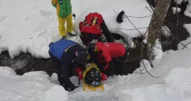 Stire din Eveniment : Alertă pe pârtie. Schior căzut în pârâu, salvat de jandarmi