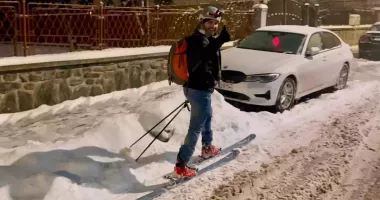Stire din Actualitate : Imagini inedite! Un bărbat a fost surprins în timp ce mergea pe schiuri la muncă
