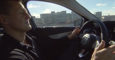 Stire din Sport : Michael Schumacher dă primele semne de revenire! Pilotul german a clipit după o luna în comă indusă
