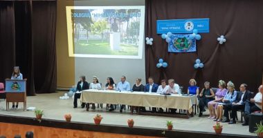 Stire din Cultură-Educație : Șefă de promoție, la finalul liceului: „Ce m-a învățat școala? Să mă conformez, să mint, să-mi șterg cu buretele personalitatea..."