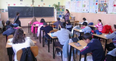 Stire din Cultură-Educație : Două săptămâni de școală și iar VACANȚĂ