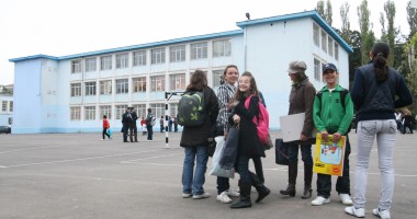 Stire din Politică-Administrație : Premierul cere măsuri pentru asigurarea unui climat de siguranță în școli