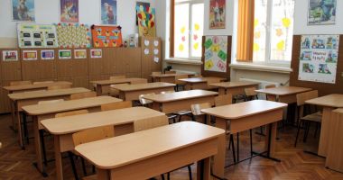 Elevă găsită într-un bar în timpul orelor, bătută crunt de profesoară