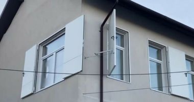 Stire din Actualitate : O școală din Suceava a fost modernizată cu uși în loc de ferestre