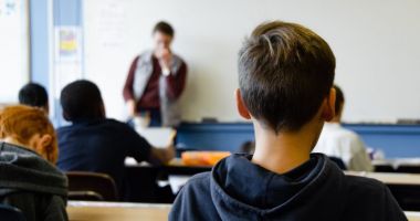 Stire din Cultură-Educație : Școlile ar putea angaja persoane necalificate să fie profesori, pentru cel mult un an școlar