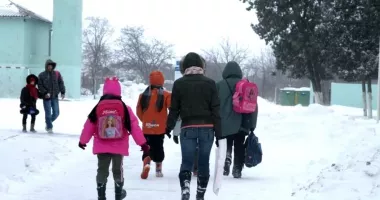 Stire din Cultură-Educație : Elevii revin la școală mâine după suspendarea de astăzi