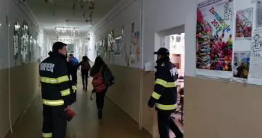 Stire din Eveniment : Panică într-o școală după pulverizarea unui spray lacrimogen. Zeci de elevi și profesori evacuați