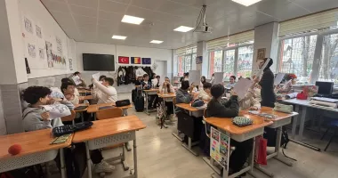 Stire din Cultură-Educație : Avertisment pentru elevii constănțeni. Cum ajunge telefonul să controleze mintea copiilor