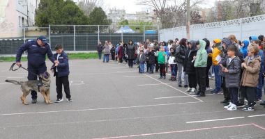 Stire din Cultură-Educație : Lecție de siguranță pentru elevi și profesori de la Școala "Ferdinand"