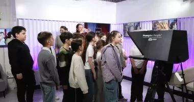 Stire din Cultură-Educație : O zi în redacție. Elevii din Cernavodă au descoperit culisele jurnalismului