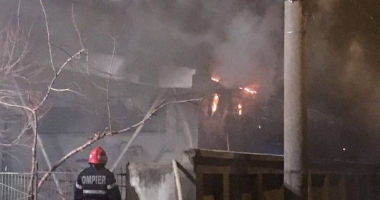Alertă. Incendiu. A ars sala de sport a unei școli - 2