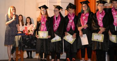 Stire din Cultură-Educație : Festivitate emoționantă! A sunat ultimul clopoțel…