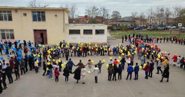 Stire din Cultură-Educație : Trei hore tricolore, în curtea Școlii nr. 22, din „Drag de ţara mea”