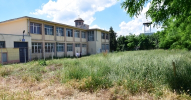 Buruieni și pisici moarte în curtea Școlii nr. 22! "Aruncă peste gard tot felul de gunoaie!" - 10