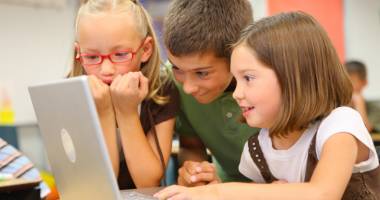 Stire din Cultură-Educație : Capcanele și beneficiile Internetului