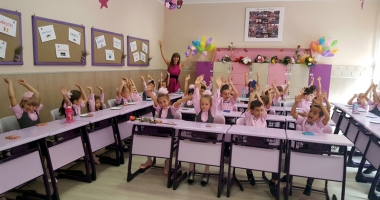 Stire din Cultură-Educație : Bobocii Școlii nr. 30, aplaudați la scenă deschisă de colegii mai mari