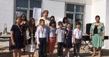 Stire din Cultură-Educație : Ziua Școlii nr. 37, sărbătorită cu târguri  de prăjituri, spectacole și competiții sportive