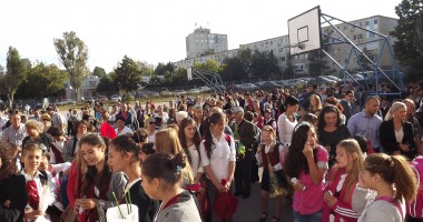Stire din Cultură-Educație : A început chinul cursurilor la școală / GALERIE FOTO