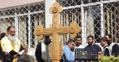 Stire din Cultură-Educație : Cruce  în memoria dascălilor decedați,  la Școala nr. 39
