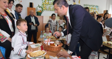 Stire din Cultură-Educație : Târg de toamnă la Școala "Tonitza". Toți banii, donați pentru amenajarea plajei terapeutice