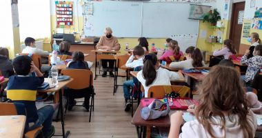 Elevii Școlii nr. 40 au citit alături de actorii Teatrului de Stat