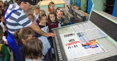 Sute de elevi constănțeni, în vizită la Tipografia "Cuget Liber" - 4