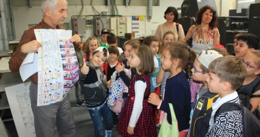 Sute de elevi constănțeni, în vizită la Tipografia 