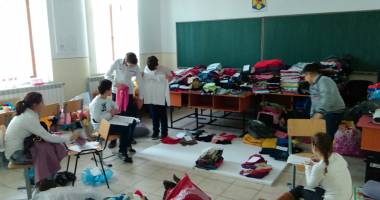 Stire din Cultură-Educație : Elevii din Costinești duc daruri  colegilor din Lipnița