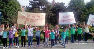 Stire din Cultură-Educație : Elevii din Costinești au făcut "Lanțul mânuțelor fericite"