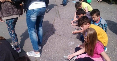 Elevii din Costinești au făcut "Lanțul mânuțelor fericite" - 2