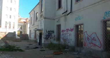 Stire din Social : Fosta Școală 2 a fost retrocedată Comunității Grecești. "A ajuns un dezastru!"