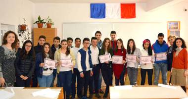 Stire din Cultură-Educație : Foștii absolvenți ai Liceului "Hurmuzescu" din Medgidia au revenit în bănci
