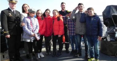 Stire din Cultură-Educație : Școlarii de la "Jean Bart" și-au exersat franceza cu marinarii de pe nava "Capricorne"
