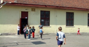 Stire din Social : Plecați la muncă în străinătate? Iată ce trebuie să faceți pentru a nu vă găsi copiii la orfelinat