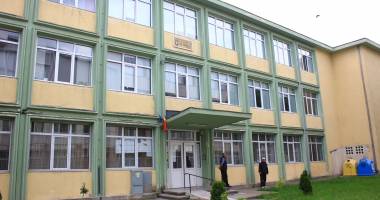 Stire din Cultură-Educație : Ce a stabilit consiliul profesoral al Școlii "Dan Barbilian"