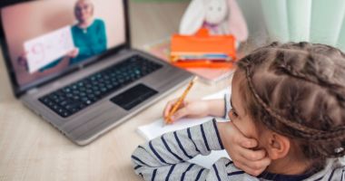 Videoconferinţă cu prefecţii. Ce spune premierul Ciucă despre trecerea şcolilor în online, pe timpul iernii