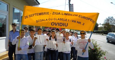 Stire din Cultură-Educație : Ei iubesc studiul limbilor străine