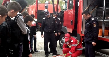 Stire din Cultură-Educație : Elevii de la Tuzla învață să facă față dezastrelor