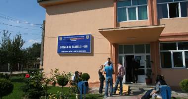 Stire din Cultură-Educație : Anchetă la Școala din Tuzla