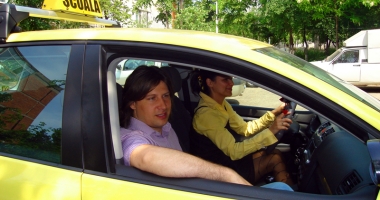 Stire din Eveniment : Reguli noi pentru școlile de șoferi. "Să vedem cine va da banii!"