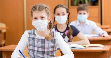 Stire din Cultură-Educație : Sănătatea pe primul plan! Separatoare de plexiglas în clasele şcolilor constănţene