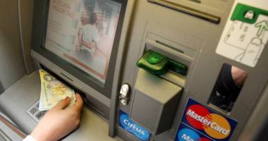 Stire din Eveniment : Scoți bani de la bancomat? Mare atenție la escroci