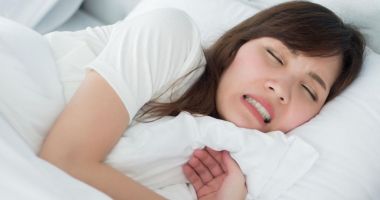 Scrâșnitul dinților, o problemă cu care ne confruntăm noaptea