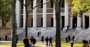 Stire din Actualitate : Studenții români de la Harvard sunt șocați de decizia administrației americane