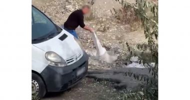Stire din Eveniment : Credea că nu-l vede nimeni! Bărbat amendat cu 30.000 de lei pentru deșeuri aruncate pe plajă