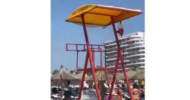 Stire din Eveniment : Turist amendat de jandarmii constănțeni pe plaja Venus, pentru că a ignorat steagul roșu