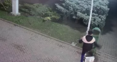Stire din Eveniment : Vandalisme la ceas de seară. Un băiat a pus la pământ un coș de gunoi