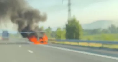 Stire din Eveniment : Incendiu pe autostradă. O mașină a ars în zona motorului