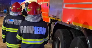 Stire din Eveniment : Un bărbat a murit ars în propria casă după ce ambulanța s-a împotmolit pe drum