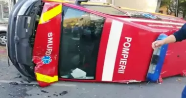 Stire din Eveniment : Ambulanță răsturnată într-un accident. A fost activat Planul Roșu de Intervenție